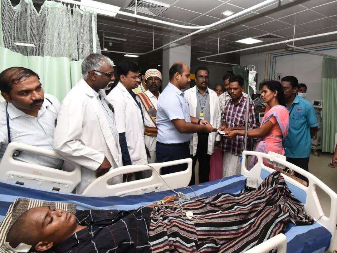 தஞ்சையில் பள்ளி வளாகத்தில் மரம் விழுந்து காயமடைந்த மாணவிக்கு அரசின் நிவாரண உதவித் தொகை வழங்கல் Relief assistance from the government to a student who was injured by a tree falling on the school premises in Thanjavur TNN தஞ்சையில் பள்ளி வளாகத்தில் மரம் விழுந்து காயமடைந்த மாணவிக்கு அரசின் நிவாரண உதவித் தொகை வழங்கல்