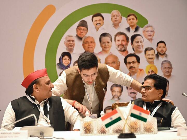 SP Chief Akhilesh Yadav shared special pictures of India alliance meeting in mumbai Opposition Meeting: I.N.D.I.A गठबंधन की बैठक के बीच सामने आई खास तस्वीर, अखिलेश यादव के साथ नजर आए ये नेता