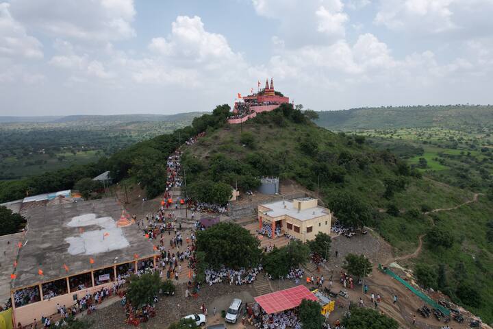 पंगतीला प्रसादाचे वाटप ट्रॅक्टर, पिकअपच्या माध्यमातून करण्यात आले.