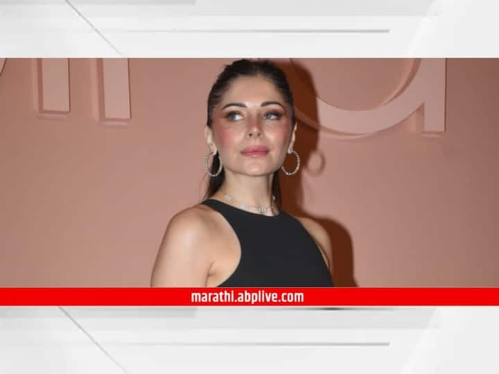 Kanika Kapoor : कनिका इव्हेंट स्पेशल लूकमध्ये खूपच गॉर्जियस दिसत आहे.