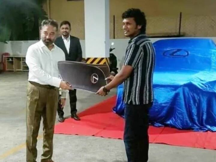 விக்ரம் படத்தை இயக்கிய லோகேஷ் கனகராஜுக்கு நடிகர் கமல்ஹாசன் கார் வழங்கினார்.