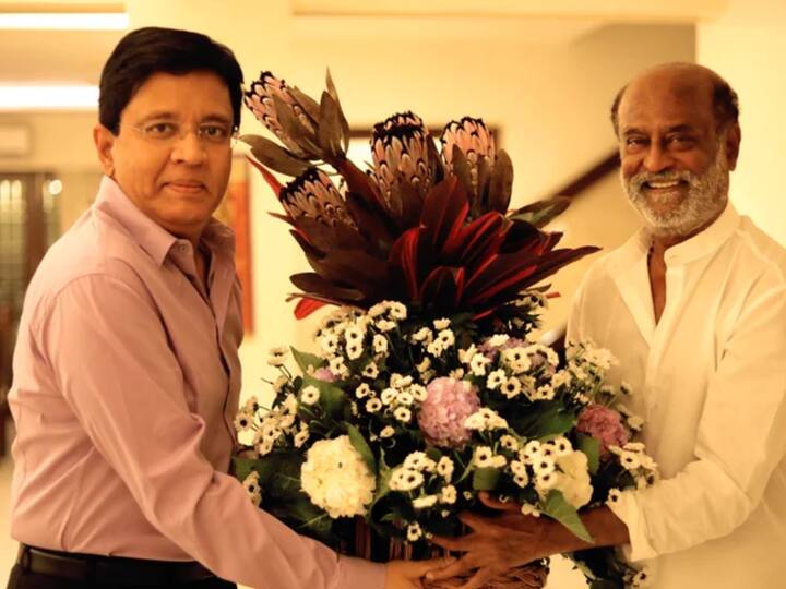 கோலிவுட்டின் மாபெரும் வெற்றிப்படமாக ஜெயிலர் உருவெடுத்துள்ள நிலையில், ரஜினிகாந்த் ரசிகர்கள் இந்த வெற்றியைக் மகிழ்ச்சியாக கொண்டாடி வருகின்றனர். இந்நிலையில் ஜெயிலர் படத்தின் தயாரிப்பு நிறுவனமான சன் பிக்சர்ஸின் நிறுவனர் கலாநிதி மாறன், நடிகர் ரஜினிகாந்தை நேரில் சந்தித்து வாழ்த்தினார்.