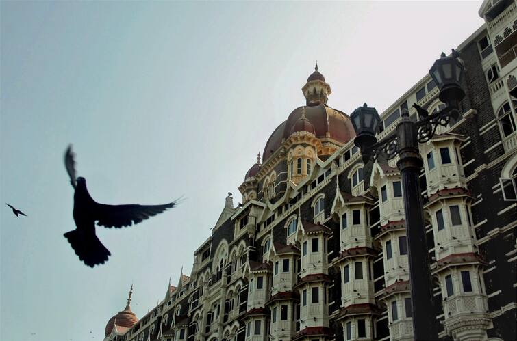 Mumbai Police receives threat call that two Pakistanis would blow up the Taj Hotel Taj Hotel: 'সমুদ্রপথে গিয়ে তাজ হোটেল উড়িয়ে দেবে ২ পাকিস্তানি !' হুমকি ফোন ঘিরে সতর্ক মুম্বই পুলিশ