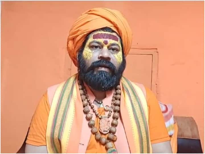 UP News: रामभद्राचार्य पर स्वामी प्रसाद मौर्य की विवादित टिप्पणी से भड़के महंत राजू दास, दे डाली ये चुनौती Mahant Raju Das challenged Swami Prasad Maurya controversial remarks on Rambhadracharya Maharaj UP News: रामभद्राचार्य पर स्वामी प्रसाद मौर्य की विवादित टिप्पणी से भड़के महंत राजू दास, दे डाली ये चुनौती