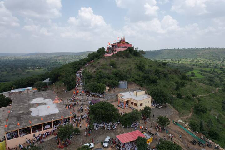 क्षेत्र गोरक्षनाथ गडावर दाखल झालेल्या भाविकांसाठी तब्बल 100 क्विंटल साखरेची बुंदी तयार करण्यात आली होती