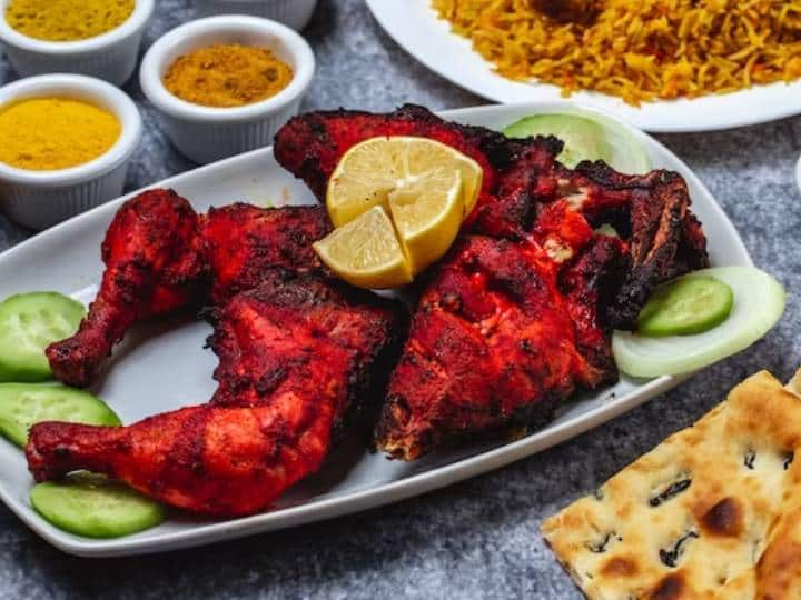 मुगलई व्यंजन शाही व्यंजनों के लिए जानी जाती है. अधिकांश मुगल शासक खाने के बड़े शौकीन थे और नए-नए रेसिपी खाना पसंद करते थे
