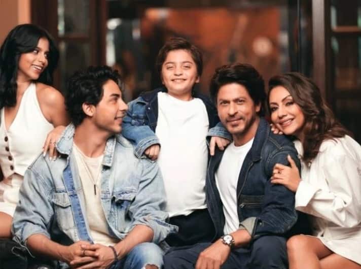 अपने परिवार के साथ शाहरुख खान का तालमेल काफी दोस्ती वाला है, उन्होंने अपने घर का माहौल ह ऐसा बनाया हुआ है जो काफी फ्रेंडली है. शाहरुख खान ने एक इंटरव्यू में बताया था कि मैं कोई मौका नहीं छोड़ता अपने बच्चों के साथ रहने का, जैसे मैं उनके साथ खेलता हूं, कूदता हूं, खाना खाता हूं सोता हूं चैट करता हूं आदि.