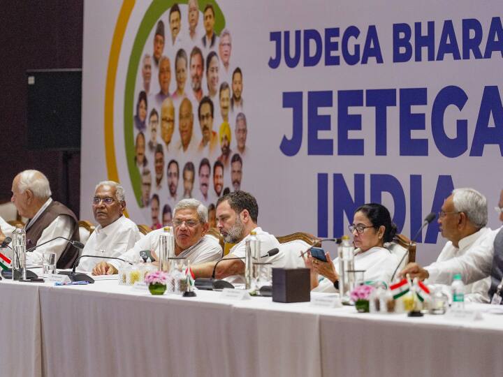 विपक्षी गठबंधन इंडिया की दूसरे दिन की बैठक की इनसाइड स्टोरी, राहुल गांधी, अरविंद केजरीवाल और ममता बनर्जी ने दिए ये सुझाव Opposition Parties Meeting INDIA Inside Story Rahul Gandhi Mamata Banerjee Arvind Kejriwal On Seat Sharing Caste Census Parliament Special Session ANN विपक्षी गठबंधन इंडिया की दूसरे दिन की बैठक की इनसाइड स्टोरी, राहुल गांधी, अरविंद केजरीवाल और ममता बनर्जी ने दिए ये सुझाव