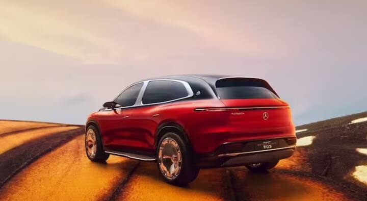 ਇਸ ਲਿਸਟ 'ਚ ਚੌਥਾ ਨਾਂ Mercedes-Benz EQS SUV ਦਾ ਹੈ। ਇਸ ਲਗਜ਼ਰੀ ਇਲੈਕਟ੍ਰਿਕ ਕਾਰ ਦੀ ਐਂਟਰੀ 20 ਸਤੰਬਰ ਨੂੰ ਦੇਖਣ ਨੂੰ ਮਿਲ ਸਕਦੀ ਹੈ, ਜਿਸ ਦੀ ਅੰਦਾਜ਼ਨ ਕੀਮਤ 2 ਕਰੋੜ ਰੁਪਏ ਦੇ ਕਰੀਬ ਰੱਖੀ ਜਾ ਸਕਦੀ ਹੈ।