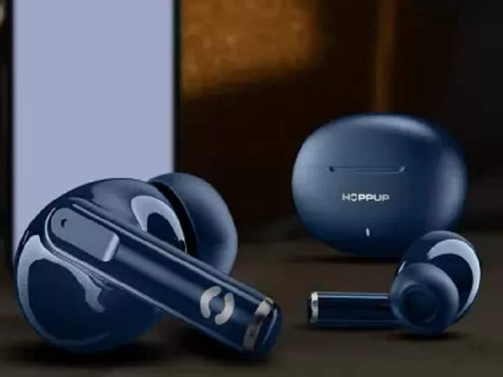 HOPPUP AirDoze S40: यह इयरबड्स भी इस बजट में पैसा वसूल डिवाइस है. फ्लिपकार्ट पर इसकी कीमत 999 रुपये है. फुल चार्ज होने पर इसमें 40 घंटे का प्ले टाइम मिलता है. इसमें 13MM ड्राइवर्स, रेज मो़ड और टाइप सी ब्लुटूथ हेडसेट सहित कई फीचर्स मिलते हैं.