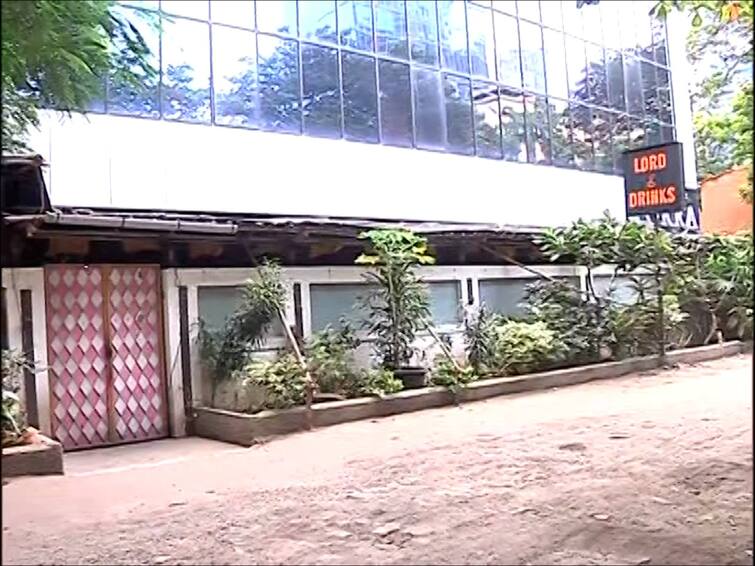 Mumbai News Three pub staff and seven policemen beaten up by woman in Andheri Mumbai Crime : मुंबईतील अंधेरी महिलेचा दोन मित्रांसह धिंगाणा, नशेत तीन पब कर्मचारी आणि सात पोलिसांना मारहाण