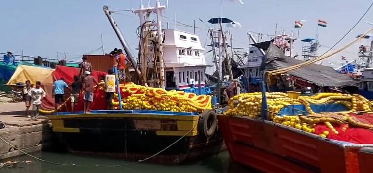 Ratnagiri News Persinet Fishing in Konkan begins today big boats enters in sea Ratnagiri News : कोकणात पर्सनेट मासेमारीला आजपासून सुरुवात, मोठ्या नौका समुद्रात; बंदर परिसरातील बाजारपेठ गजबजली