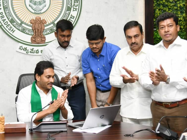 AP CM Jagan released YSR Rythu Bharosa scheme funds for tenant farmers అన్ని వర్గాల  కౌలు రైతులకు అండగా ఉంటున్నాం- ఇలాంటి ప్రభుత్వం ఎక్కడా లేదు: సీఎం జగన్