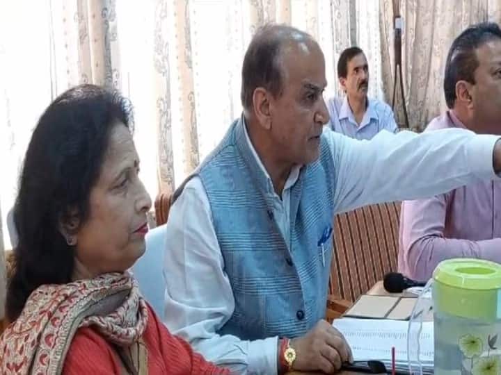 BJP Councilor demands public apology from Shimla Mayor Surendra Chauhan After Dispute in Municipal House ann Himachal News: सदन में नोकझोंक के बाद BJP पार्षद ने मेयर से की सार्वजनिक माफी की मांग, मिला ये जवाब