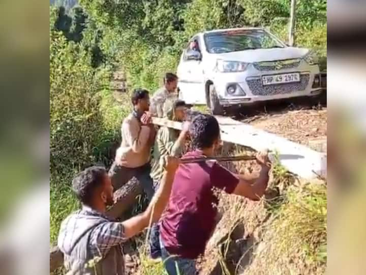 Car Got Stuck On Dangerous Road Hill People Used Amazing Brain To Bring Out Vehicle Viral Video वाह क्या जुगाड़ है! खतरनाक रास्ते पर फंसी गाड़ी...तो पहाड़ी लोगों को आया गजब का 'आइडिया', देखें ये VIDEO