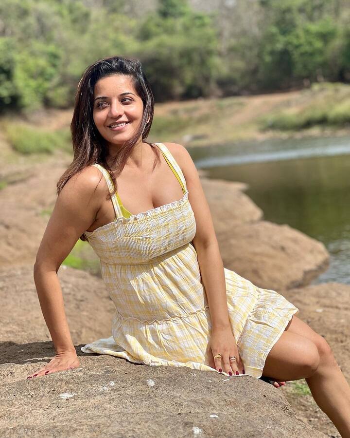 મોનાલિસાએ ઘણી હિટ ભોજપુરી ફિલ્મોમાં કામ કર્યું છે. જેના માટે તેણે ઘણી હેડલાઇન્સ પણ બનાવી છે.