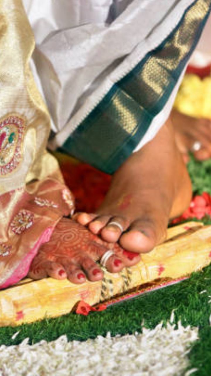 பெண்களது கருப்பைக்கான முக்கிய நரம்புகள் கால் விரல்களில் கனெக்ட் ஆகியுள்ளது