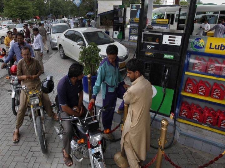 Pakistan Petrol Diesel Price Cross 300 Rupees Mark Amid Electricity Bill Hike Pakistan Petrol Price: पाकिस्तान में सरकार ने निकाला आवाम का तेल, पेट्रोल-डीजल की कीमतें 300 के पार