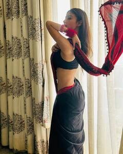 Mouni Roy : બ્લેક સાડીમાં મૌની રોયે કરાવ્યું હોટ ફોટોશૂટ,  જુઓ વાયરલ તસવીરો