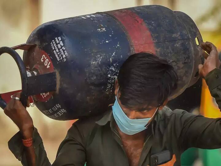 रसोई गैस के बाद कमर्शियल LPG सिलेंडर 158 रुपये हुआ सस्ता, जानें अब नई कीमत