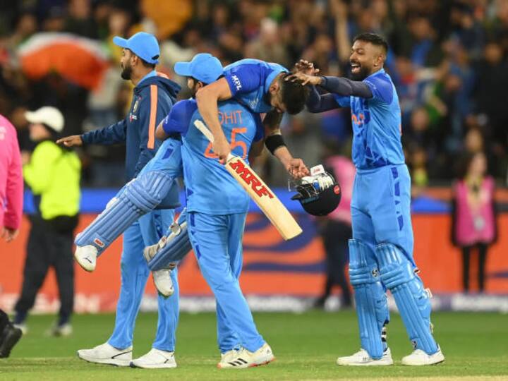 ২০১৯ সালের বিশ্বকাপে পাকিস্তানের বিরুদ্ধে ম্যাঞ্চেস্টারে হওয়া ম্যাচে ৬৫ বলে ৭৭ রানের ইনিংস খেলেছিলেন বিরাট কোহলি।