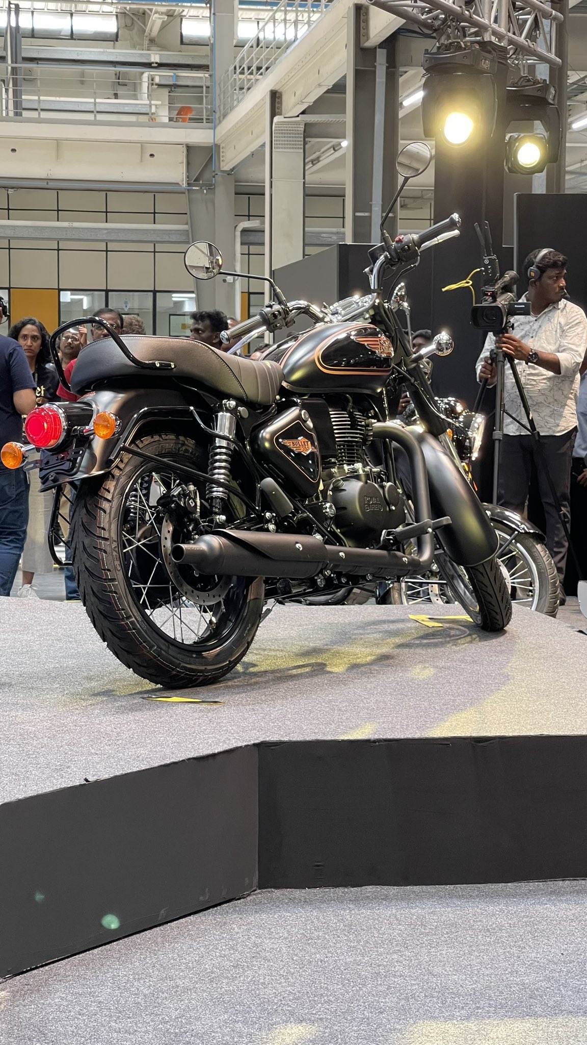 नए अंदाज में लॉन्च हुई Royal Enfield Bullet 350, जान लीजिये इसमें क्या कुछ बदला और कितनी होगी कीमत?