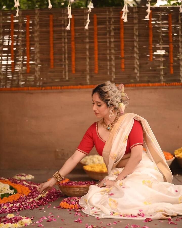 નેહા ભસીન સાડીમાં ખૂબ જ સુંદર લાગી રહી છે. નેહાની આ તસવીરો સોશિયલ મીડિયામાં વાયરલ થઈ રહી છે.