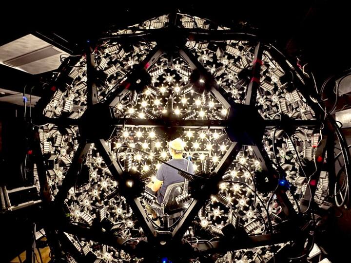 மேலும் அதிக பொருட்செலவில் மேற்கொள்ளப்படும் இத்தொழில்நுட்பம் இதற்கு முன்னதாக சூர்யாவின் மாற்றான், ரஜினியின் 2.0 மற்றும் கமல்ஹாசனின் இந்தியன் 2 படங்களில் பயன்படுத்தி இருப்பதாக கூறப்பட்டு வருகிறது.