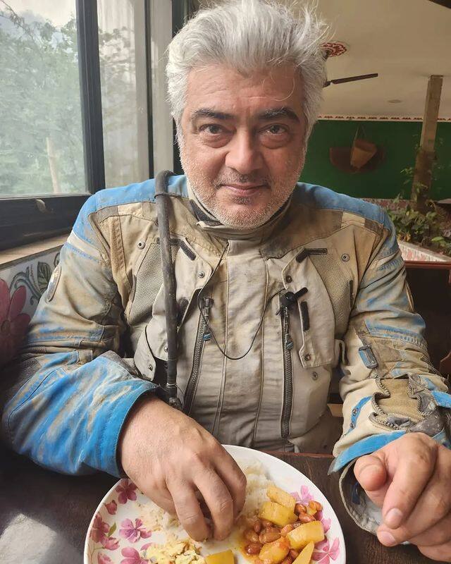 दरअसल हम बात कर रहे हैं साउथ सिनेमा को सुपरहिट फिल्में देने वाले अजीत कुमार की. जिनकी एक्टिंग के लोग कायल है. अजीत ने अपने करियर की शुरुआत साल 1990 में एक तमिल फिल्म से की थी.