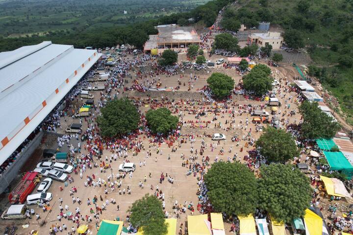 या दीड लाख भाविकांच्या पंगतीचे दृश्य ड्रोन च्या माध्यमातून टिपण्यात आले आहे