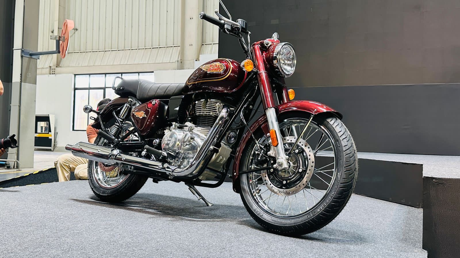 नए अंदाज में लॉन्च हुई Royal Enfield Bullet 350, जान लीजिये इसमें क्या कुछ बदला और कितनी होगी कीमत?