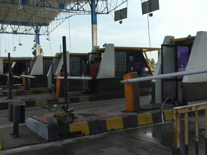 Toll price hike on Karur potholed National Highway drivers struggle TNN கரூரில் குண்டு குழியுமான தேசிய நெடுஞ்சாலைக்கு கட்டண உயர்வு - டிரைவர்கள் புலம்பல்