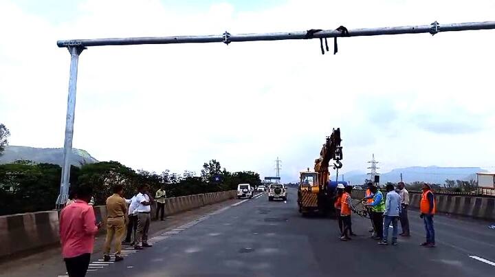 या कामासाठी काही काळ वाहतूक बंद ठेवण्यात आली होती.