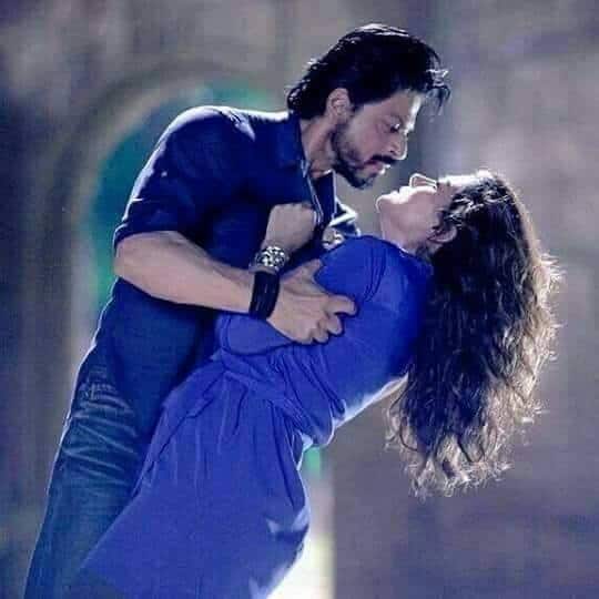 इस बात का खुलासा खुद शाहरुख खान ने करण जौहर के एक चैट शो में किया था. शाहरुख ने बताया था कि जब हम गाने ‘मेरा दिल था अकेला मैंने खेल ऐसा खेला’ गाने की शूटिंग कर रहे थे. तो उसमें एक सेंशुअल पार्ट था.