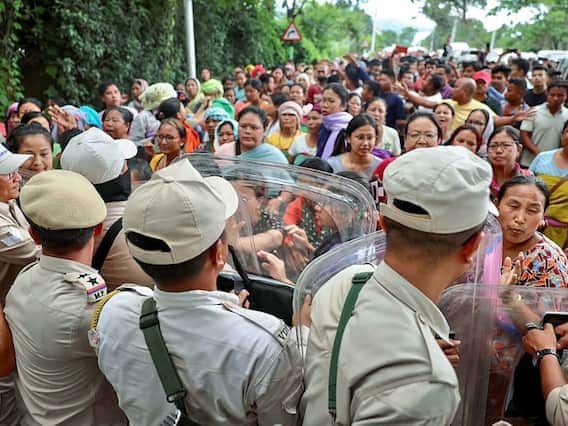 Manipur Violence Update: મણિપુરમાં હિંસા અટકી રહી નથી. તાજેતરના ગોળીબારમાં અત્યાર સુધીમાં પાંચ લોકોના મોત થયા છે. ગુરુવારે (31 ઓગસ્ટ) અધિકારીઓએ જણાવ્યું હતું કે બે સમુદાયો વચ્ચે સતત ગોળીબાર બાદ છેલ્લા 72 કલાકમાં મણિપુરના બિષ્ણુપુર અને ચુરાચંદપુર જિલ્લામાં ઓછામાં ઓછા પાંચ લોકો માર્યા ગયા હતા. આ દરમિયાન 18 ઘાયલ થયા છે.