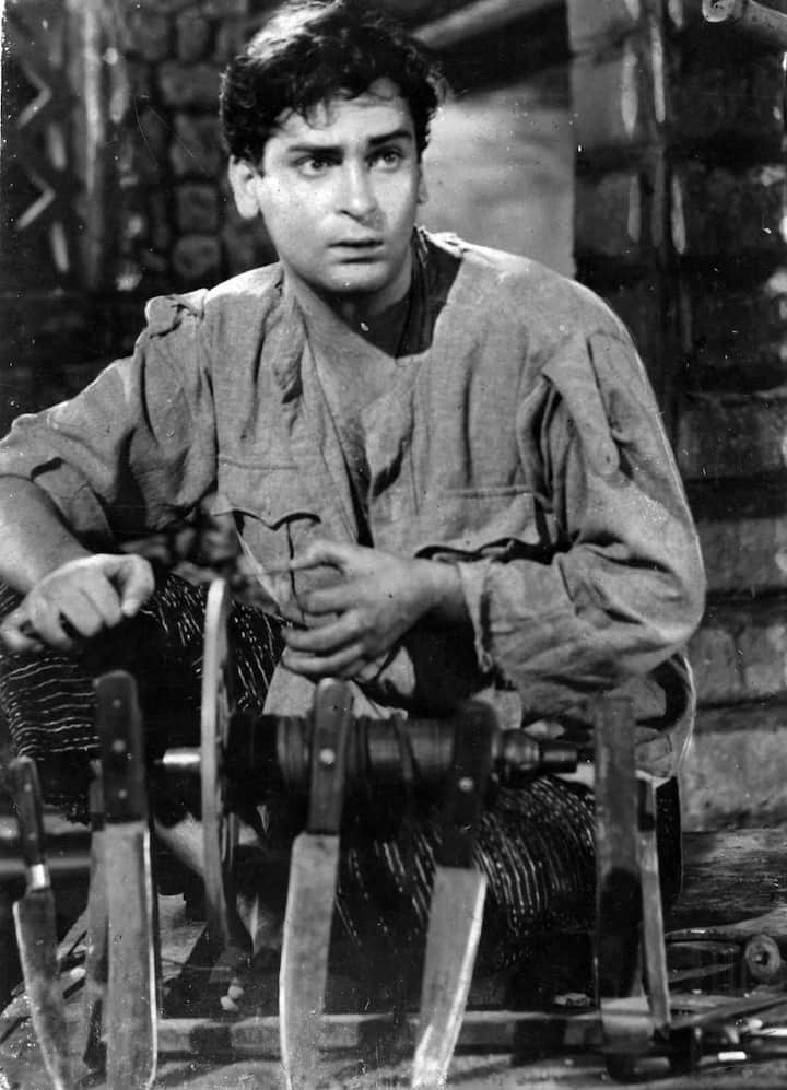 इसके बाद शम्मी ने साल 1953 में आई फिल्म ‘जीवन ज्योति’ से एक्टिंग करियर की शुरुआत की. इस फिल्म के बाद उन्होंने कभी पीछे मुड़कर नहीं देखा और हिंदी सिनेमा को एक के बाद एक कई सुपरहिट फिल्में दी.