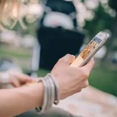 Health News : হাতে মোবাইল নিয়ে খাবার খান ? নিজের কী ক্ষতি করছেন ?