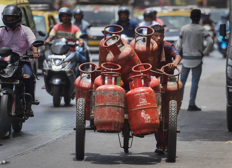 commercial-lpg-gas-cylinder-price-cut-158-rupees-after-domestic-lpg-gas LPG Gas Cylinder Price Cut: মাসের শুরুতেই সুখবর ! ফের কমল গ্যাস সিলিন্ডারের দাম, এবার কত টাকা ছাড় ?