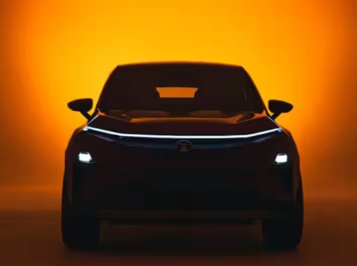 ਇਸ ਸੂਚੀ 'ਚ ਪਹਿਲਾ ਨਾਂ ਹੈ, ਜਿਸ ਦੀ ਐਂਟਰੀ ਇਸ ਮਹੀਨੇ ਹੋਣ ਵਾਲੀ ਹੈ। ਟਾਟਾ ਨੈਕਸਨ ਈ.ਵੀ. ਕੰਪਨੀ ਇਸ ਕਾਰ ਨੂੰ ਪਹਿਲਾਂ ਹੀ ਵੇਚ ਰਹੀ ਹੈ, ਹੁਣ ਇਸ ਦਾ ਅਪਡੇਟਿਡ ਵੇਰੀਐਂਟ ਪੇਸ਼ ਕਰਨ ਜਾ ਰਹੀ ਹੈ। ਜਿਸ ਨੂੰ 14 ਸਤੰਬਰ ਨੂੰ ਦੇਖਿਆ ਜਾ ਸਕਦਾ ਹੈ। ਜਿਸ ਦੀ ਕੀਮਤ ਕਰੀਬ 15 ਲੱਖ ਰੁਪਏ ਹੋ ਸਕਦੀ ਹੈ।