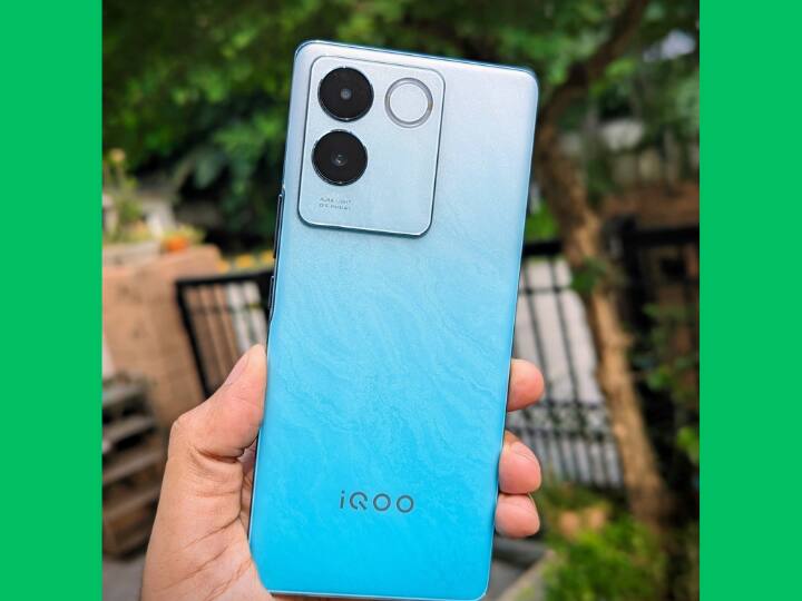 iQOO Z7 Pro: अगर आप 30,000 रुपये के आस-पास में कोई फोन देख रहे हैं तो हाल ही में आईक्यू ने iQOO Z7 Pro 5G फोन लॉन्च किया है. इसमें आपको 4600 एमएएच की बैटरी 66 वॉट के फास्ट चार्जिंग के साथ, 64MP का OIS कैमरा और MediaTek Dimensity 7200 प्रोसेसर का सपोर्ट मिलता है. फोन की कीमत 8/128GB के लिए 21,999 रुपये है. कंपनी फोन पर 2000 रुपये का डिस्काउंट दे रही है. वैसे इसकी कीमत 23,999 रुपये है.
