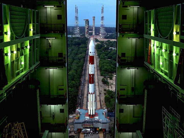 ISRO Scientists Arrive at Tirumala Sri Venkateswara Temple with Aditya-L1 Model Offer Prayers Aditya-L1 Launch: आदित्य एल1 की लॉन्चिंग का काउंटडाउन शुरू, मिशन मॉडल लेकर श्री वेंकटेश्वर मंदिर पहुंची इसरो वैज्ञानिकों की टीम