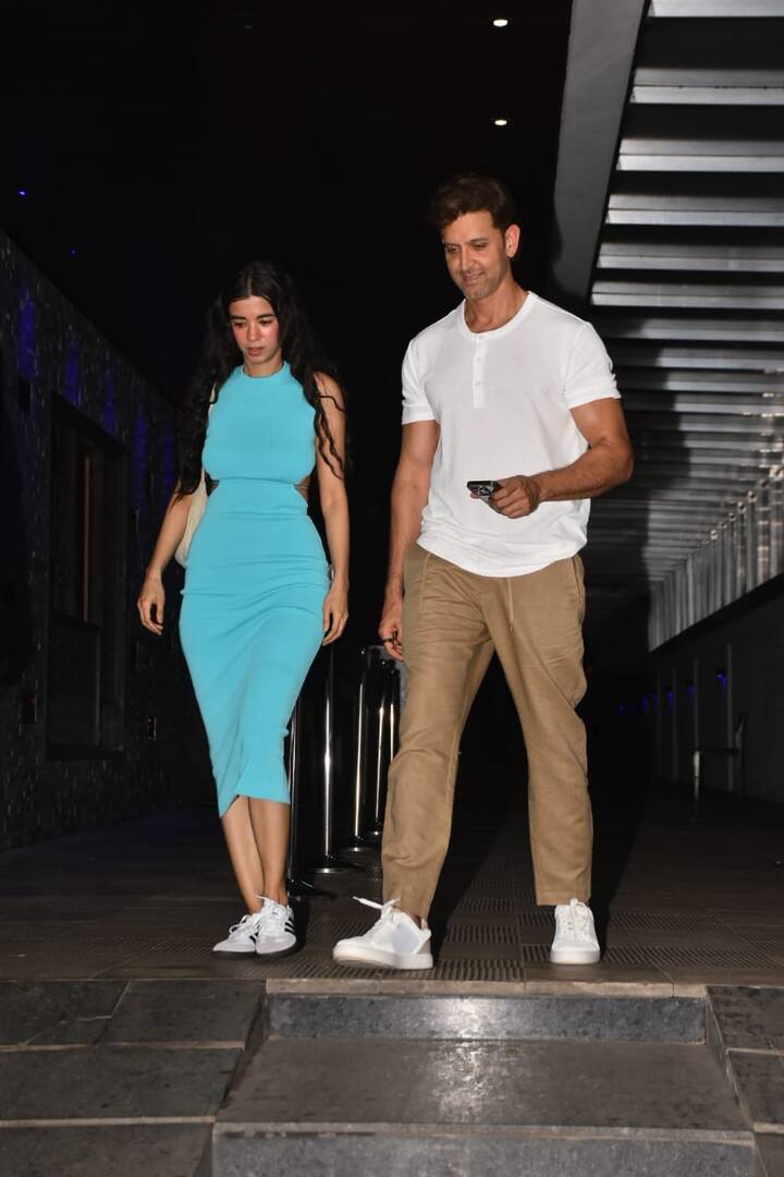 इस स्पेशल डेट नाइट में सबा जब ऋतिक के बच्चों से मिले आईं तो वे फिरोजी स्लिम फिट ड्रेस में दिखाई दीं.