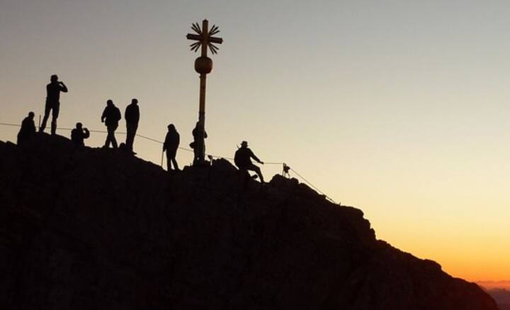 বিজ্ঞানীদের দাবি, আজ থেকে প্রায় ৮ লক্ষ ১৩ হাজার থেকে ৯ লক্ষ ৩০ হাজার বছর আগে, প্রায় বিলুপ্ত হতে বসেছিল মানুষ। তৎকালীন মোট জনসংখ্যার ৯৮.৭ শতাংশের মৃত্যু হয়।