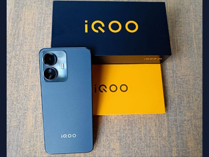 iQOO Z6 Lite 5G: स्मार्टफोन के 6/128GB वेरिएंट की कीमत 13,999 रुपये है. इसमें आपको Snapdragon 4 Gen 1 प्रोसेसर, 5000 एमएएच की बैटरी, 50MP का प्राइमरी कैमरा और एंड्रॉइड 12 का सपोर्ट मिलता है.