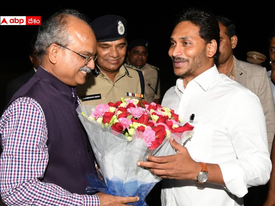 Jagan UK Tour: AP CM YS Jagan leaves for London on a 10-day personal visit YS Jagan UK Tour: కోర్టు అనుమతితో లండన్‌ బయలుదేరిన సీఎం జగన్‌ - వీడ్కోలు పలికిన సీఎస్, మంత్రులు