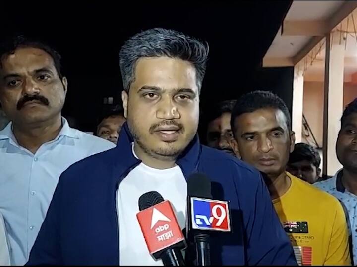 रोहित पवार यांनी पहाटे अडीच वाजता समनव्यक मनोज जरांगे यांच्या कुटुंबाशी संवाद साधून विचारपूस केली. यावेळी त्यांनी ग्रामस्थांशी चर्चा देखील केली.