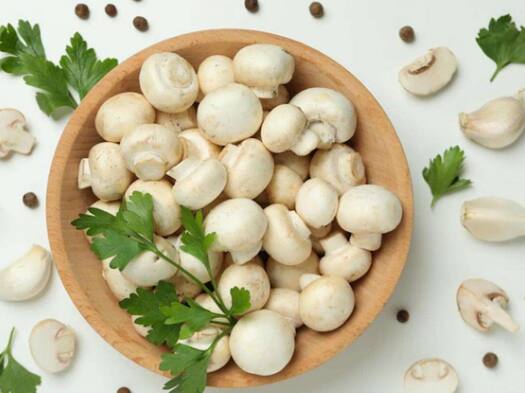 पिझ्झा, पास्ता, सॅलड, सूप इत्यादी कोणत्याही खाद्यपदार्थात मशरूम घालता येतात.