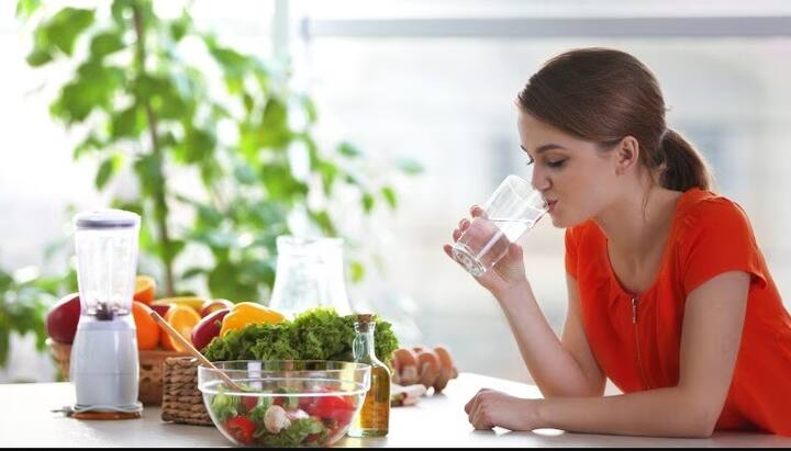 Water after meal: ਪਾਣੀ ਸਾਡੀ ਸਿਹਤ ਲਈ ਬਹੁਤ ਜ਼ਰੂਰੀ ਹੈ, ਇਸ ਲਈ ਸਾਨੂੰ ਹਰ ਰੋਜ਼ ਲੋੜੀਂਦੀ ਮਾਤਰਾ ਵਿੱਚ ਪਾਣੀ ਪੀਣਾ ਚਾਹੀਦਾ ਹੈ। ਕਈ ਮਾਹਿਰਾਂ ਦਾ ਕਹਿਣਾ ਹੈ ਕਿ ਖਾਣਾ ਖਾਣ ਦੇ ਦੌਰਾਨ ਜਾਂ ਤੁਰੰਤ ਬਾਅਦ ਪਾਣੀ ਪੀਣਾ ਨੁਕਸਾਨਦੇਹ ਹੋ ਸਕਦਾ ਹੈ।