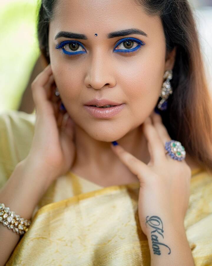 అనసూయ సోషల్ మీడియాలో ఫొటోలు చేస్తూ చాలా యాక్టివ్గా ఉంటారు.