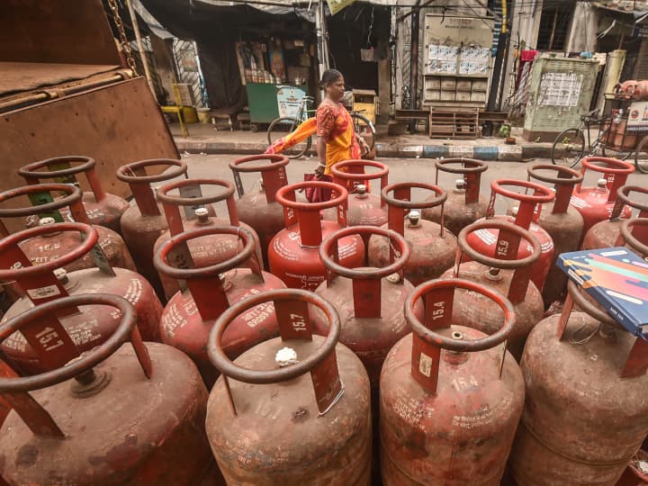 LPG price hike by petroleum companies by 103 rupees in some cities for commercial gas cylinder Mumbai Delhi Know more details LPG Price Hike: ऐन सणासुदीत महागाईचा विळखा; एलपीजीच्या दरांत 103 रुपयांची वाढ, मुंबईतील दर काय?